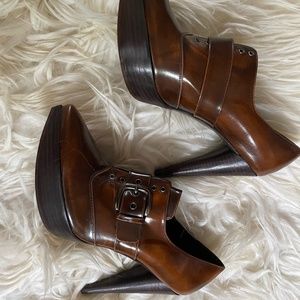 Stuart Weitzman Leather Heeled Oxford-style booties